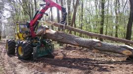 Operátor na LKT 82 s hydraulickou rukou