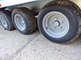 Prodám použitý přívěs ložná plocha 6m x 2,1m / 3500kg