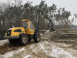 Operátor na stredný harvestor SAMPO